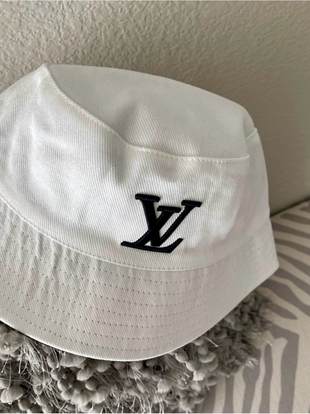 LV white bucket hat - Picture 2 of 4